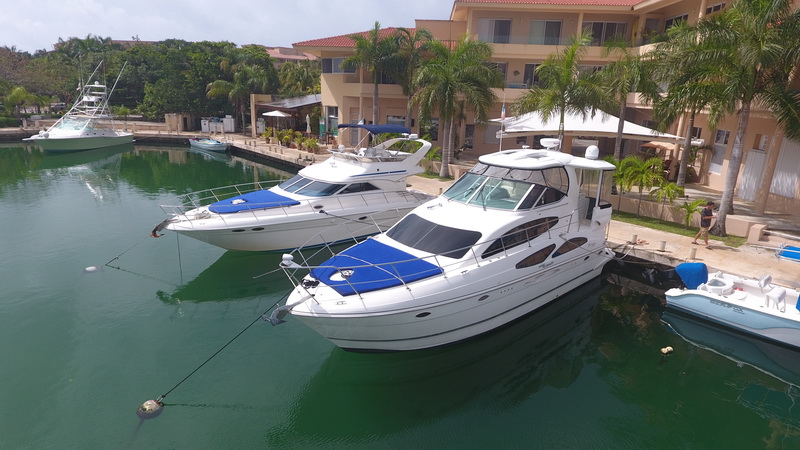 40 ft charter yacht at anchor Caribbean sea Puerto Aventuras Riviera Maya snorkeling private group