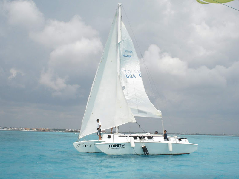 Family Catamaran for private sailing day Cancun Isla Mujeres…